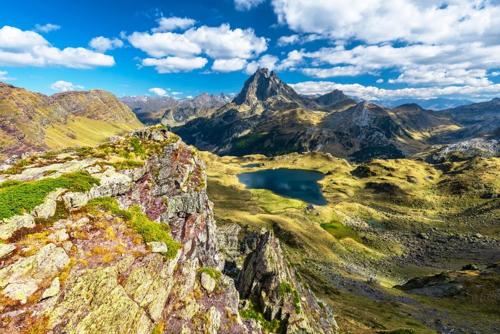 Puncak Pyrenean yang terkenal Midi d'Ossau