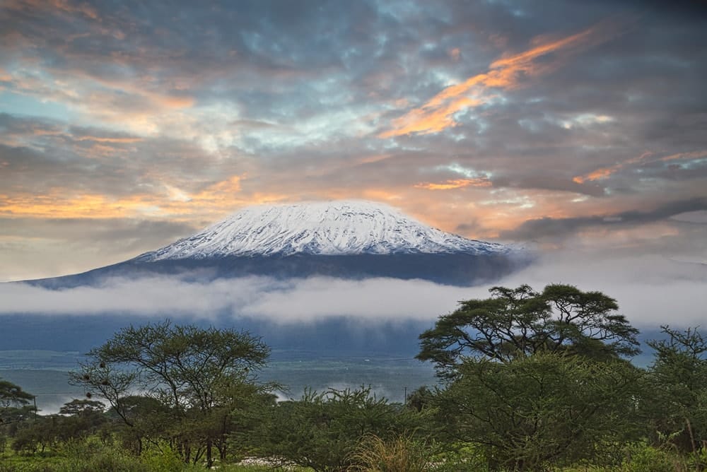 Gunung Kilimanjaro tertutup salju