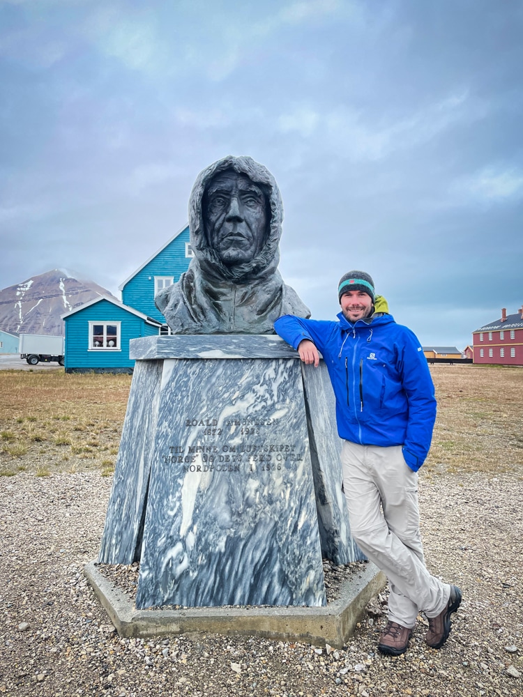 Peter with a statue of Roald Amundsen