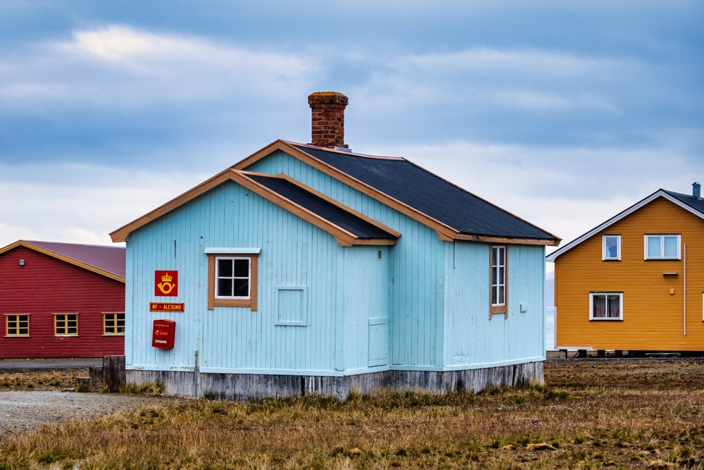 A building on Ny-Ålesund – one of the reasons to visit Svalbard