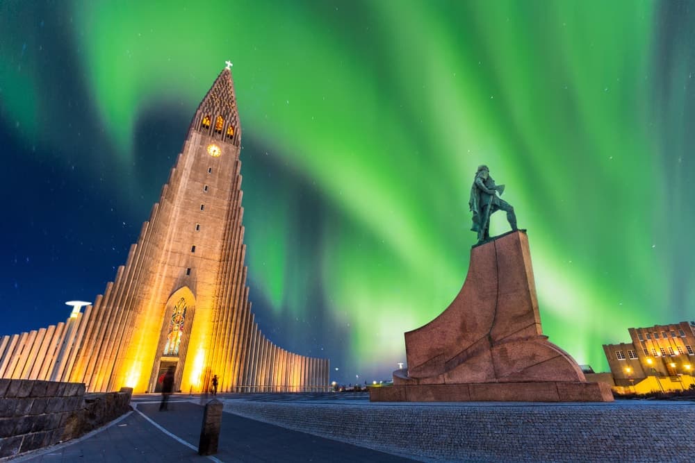 Iglesia de Reykjavik con auroras boreales
