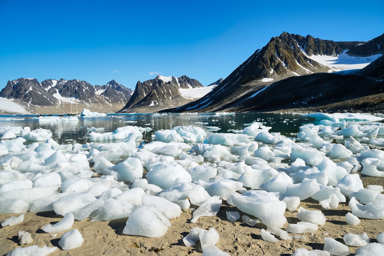 Svalbard midnight sun lead image 2022