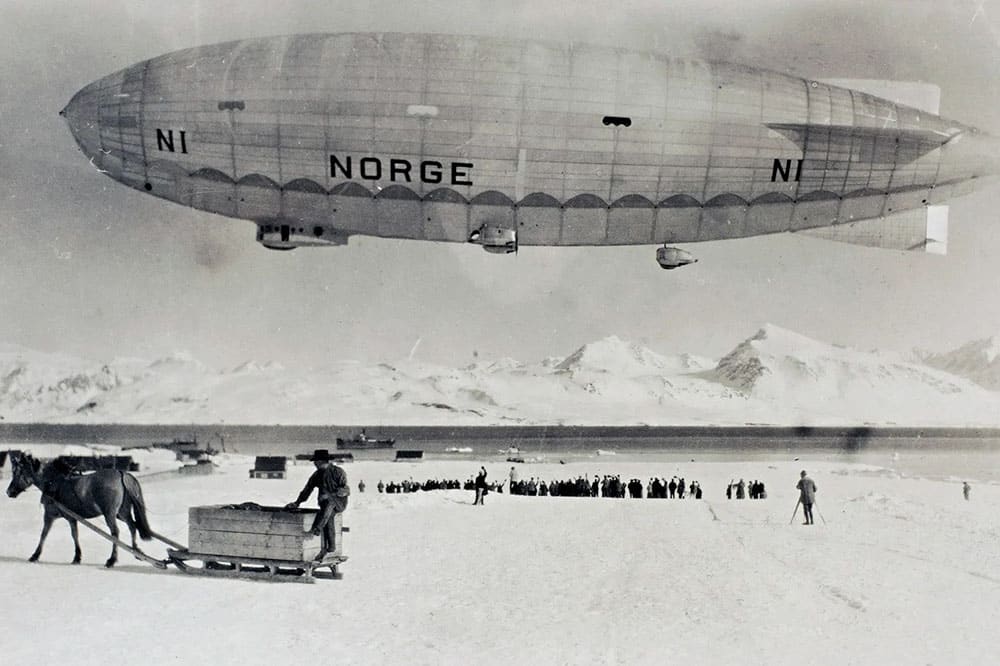 Airship Norge digambarkan di atas Spitsbergen pada tahun 1926