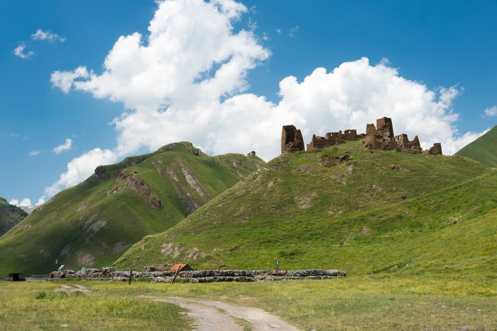 Reruntuhan Kastil Zakagori di Lembah Thruso