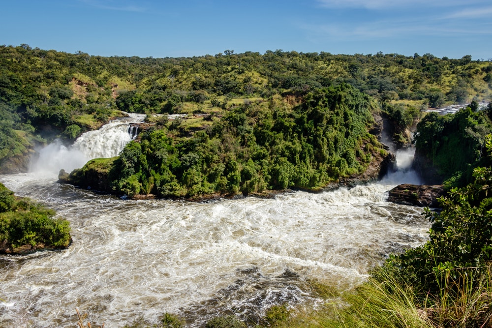 Bidikan lebar menunjukkan kedua air terjun di Air Terjun Murchison di Uganda