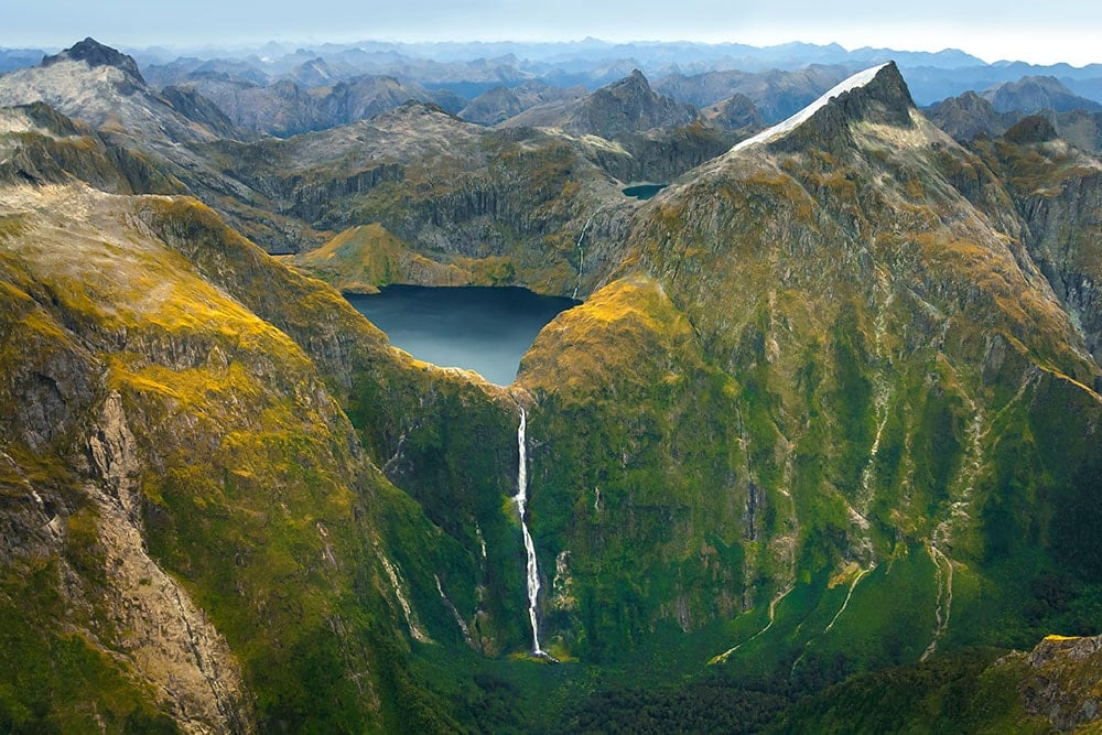 Danau Kwili selama penerbangan wisata dari Milford Sound, Selandia Baru