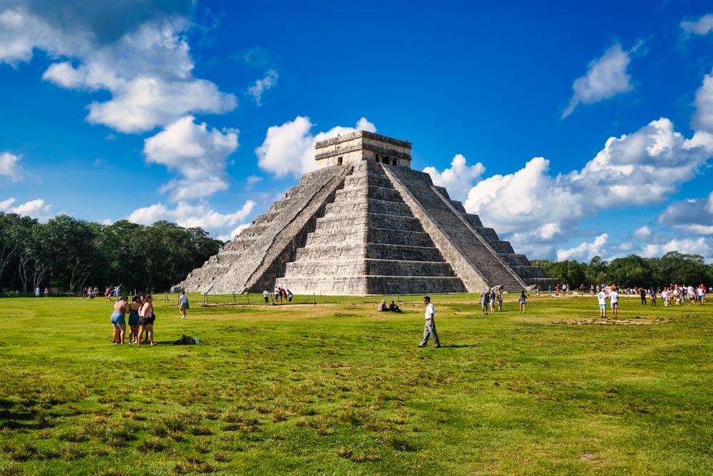 Orang-orang berkeliaran di situs utama Chichen Itza