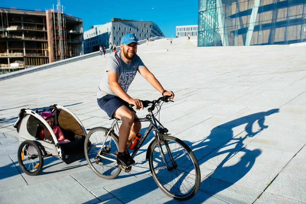 A father on a bike with a child in Norway – the best country for women
