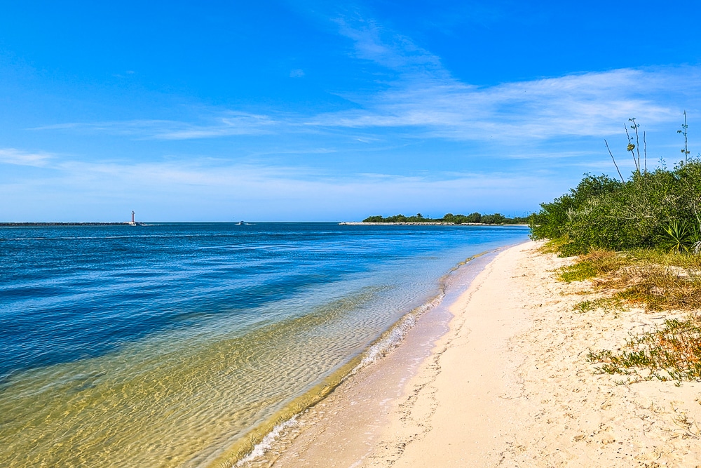 Pantai berpasir di Rio Lagartos