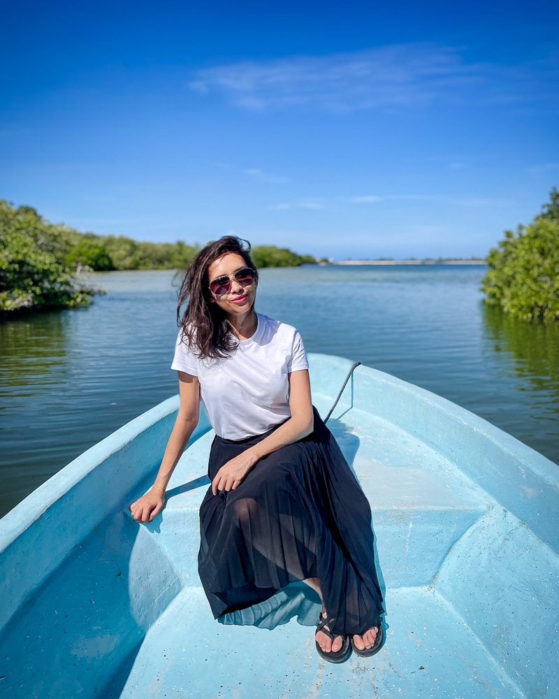 Kia di depan perahu di Rio Lagartos