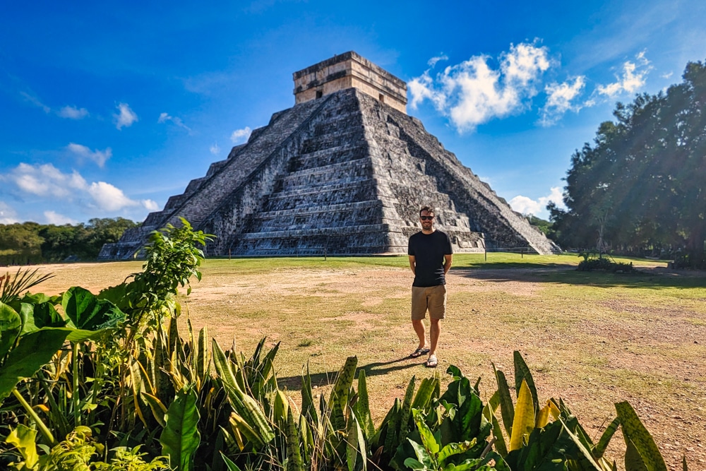 Peter berdiri di depan Chichen Itza