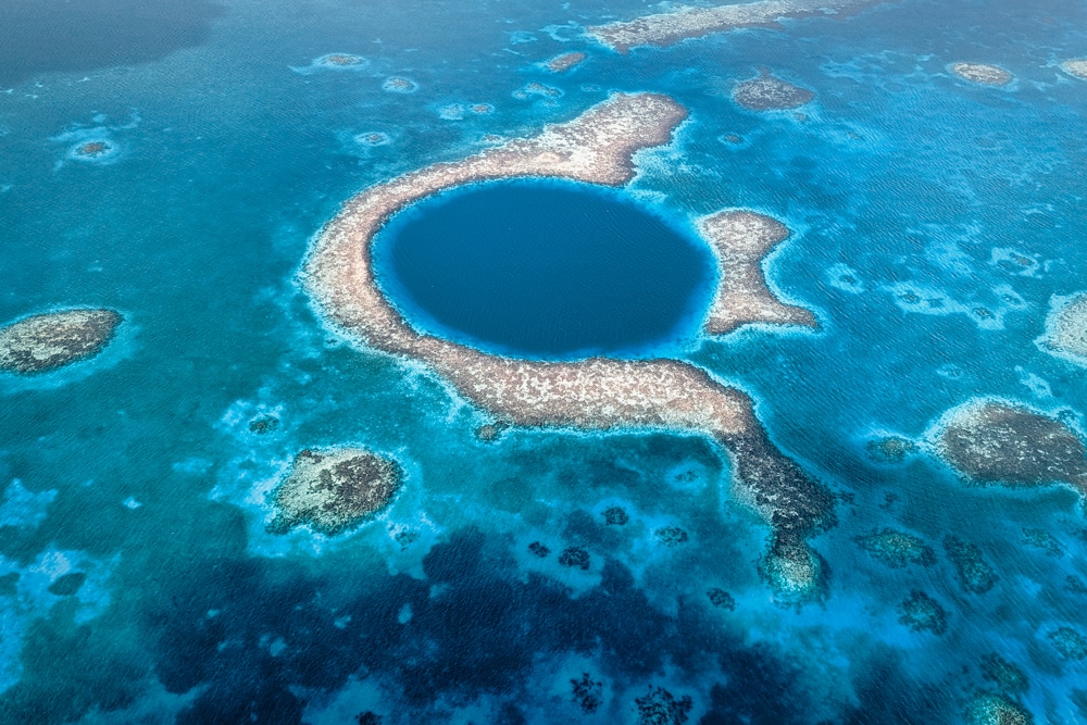 Pemandangan Blue Hole Dari Atas - Menyelam di Blue Hole Belize - Salah satu hal terbaik untuk dilakukan di Ambergris Caye