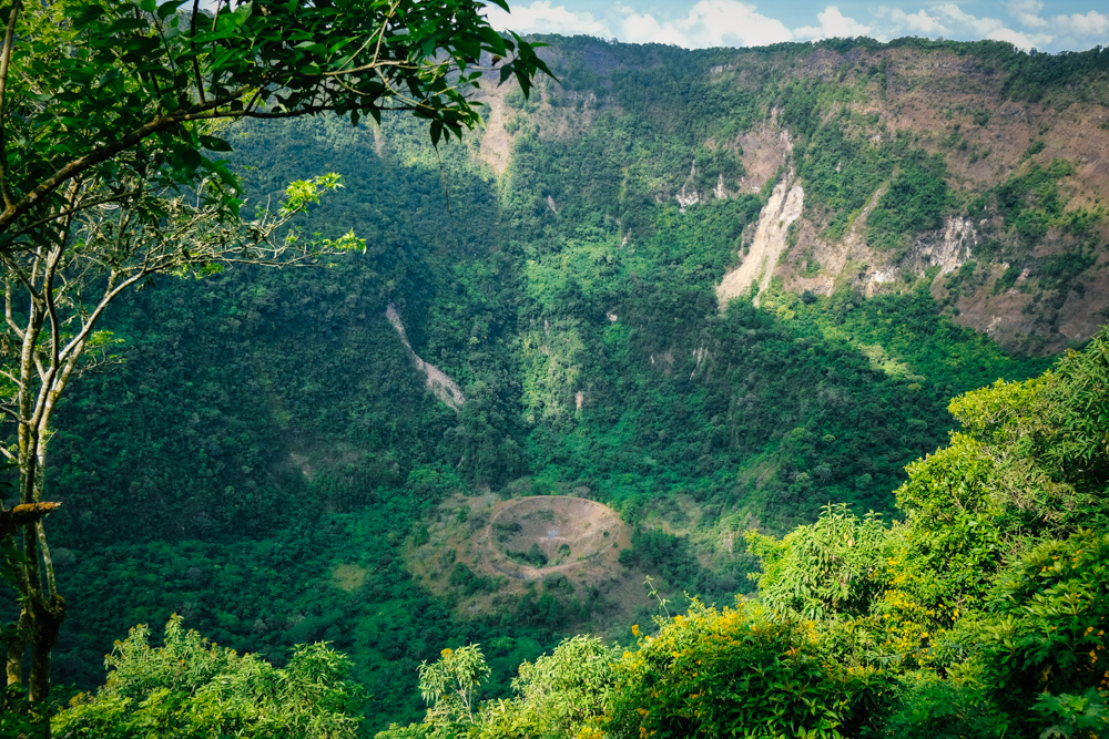 Pemandangan di dalam dari tepi kawah kecil