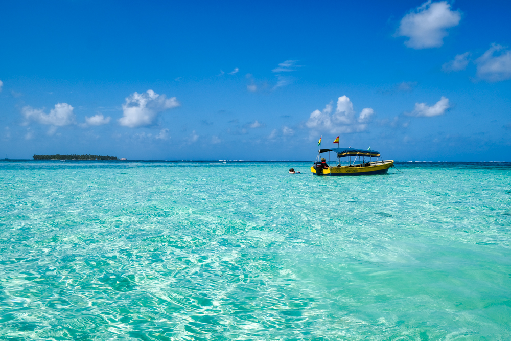Sebuah perahu di kolam alami di Kepulauan San Blas