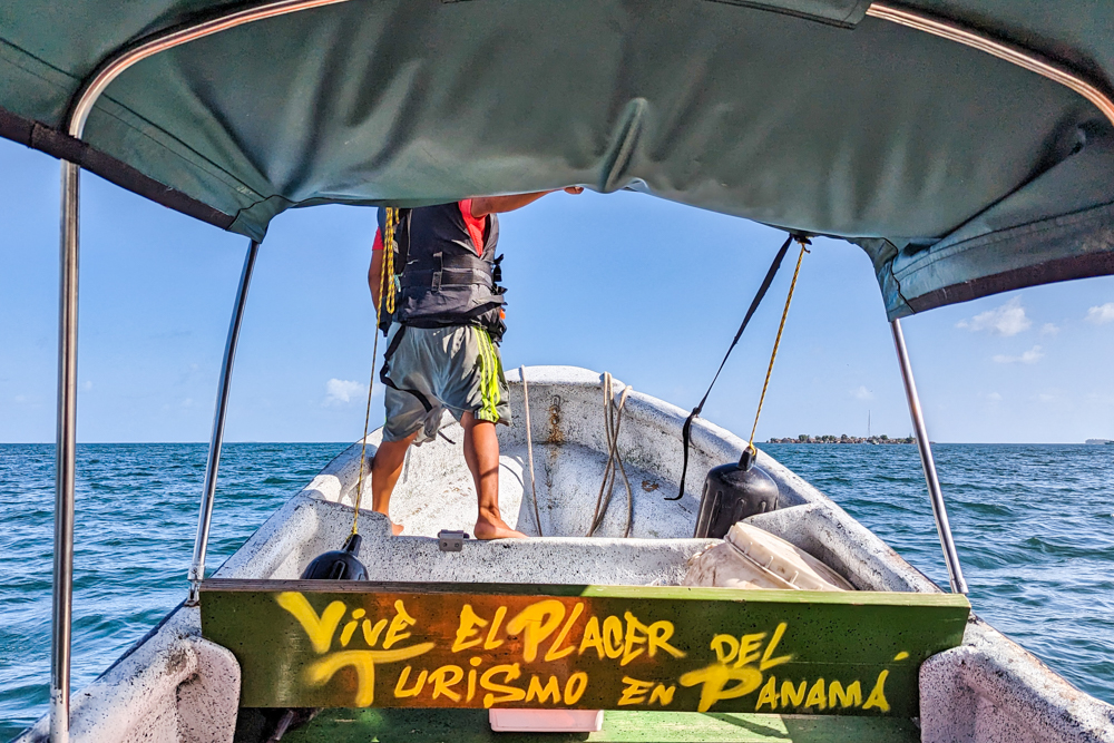 Seorang pria di perahu kecil di Kepulauan San Blas