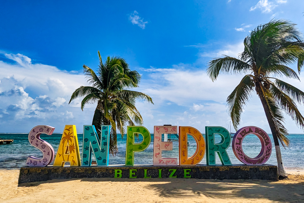 Tanda San Pedro berwarna-warni di Ambergris Caye di Belize