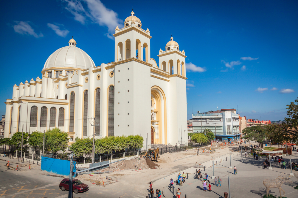 Katedral San Salvador dikelilingi oleh pekerjaan konstruksi