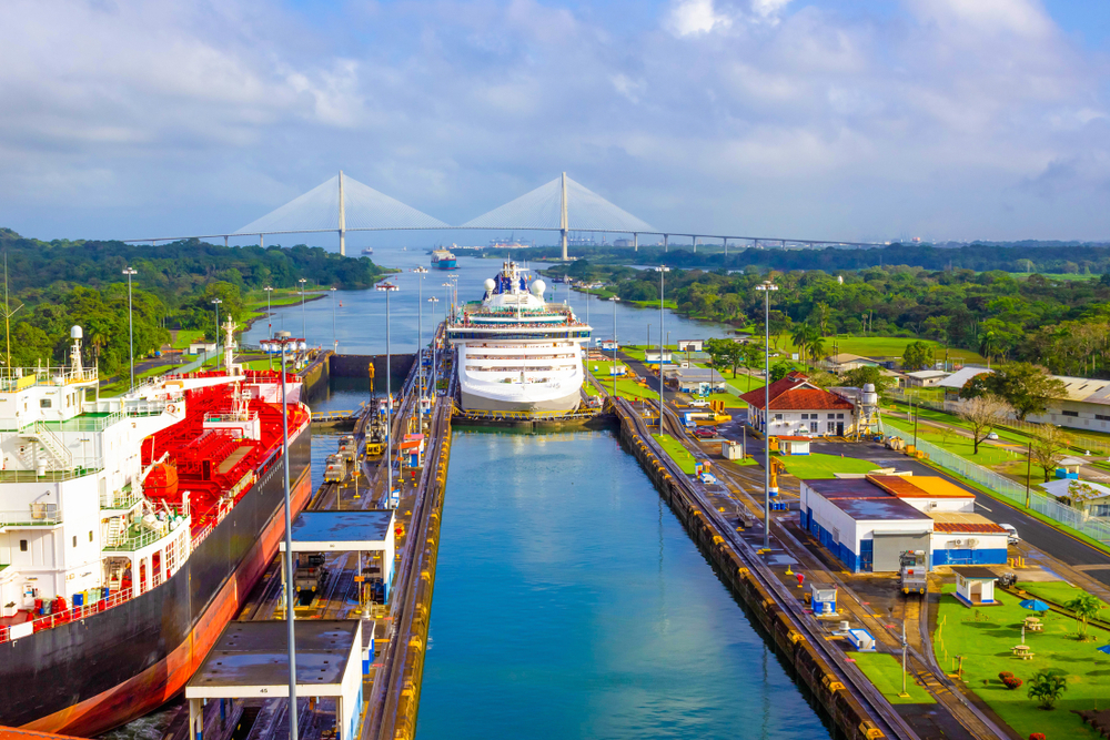 Kapal di Miraflores Locks di Panama