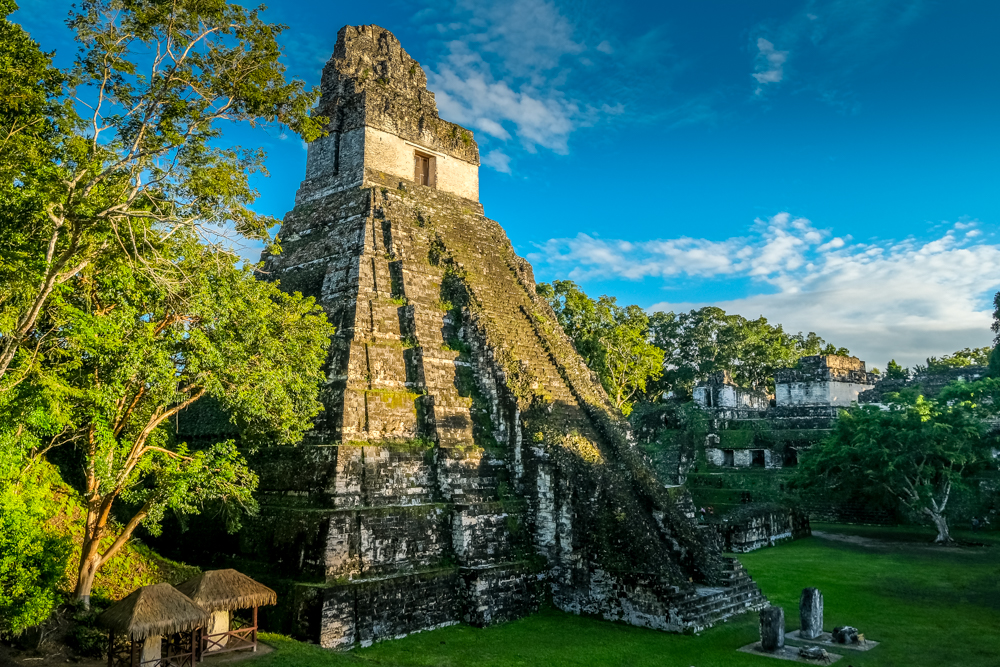 Kuil I di Tikal pada sore hari