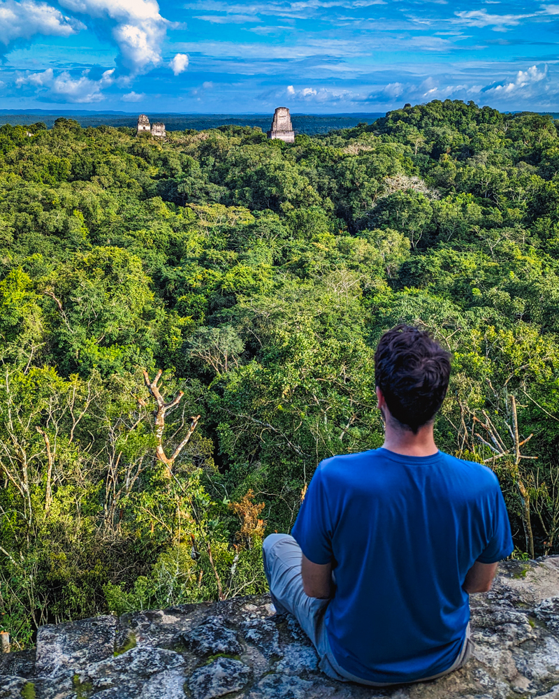 Peter menikmati pemandangan saat mengunjungi Tikal, Guatemala