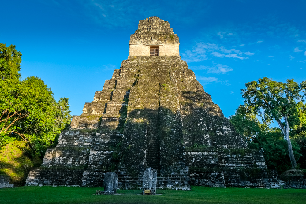 Templo I en Tikal sin nubes