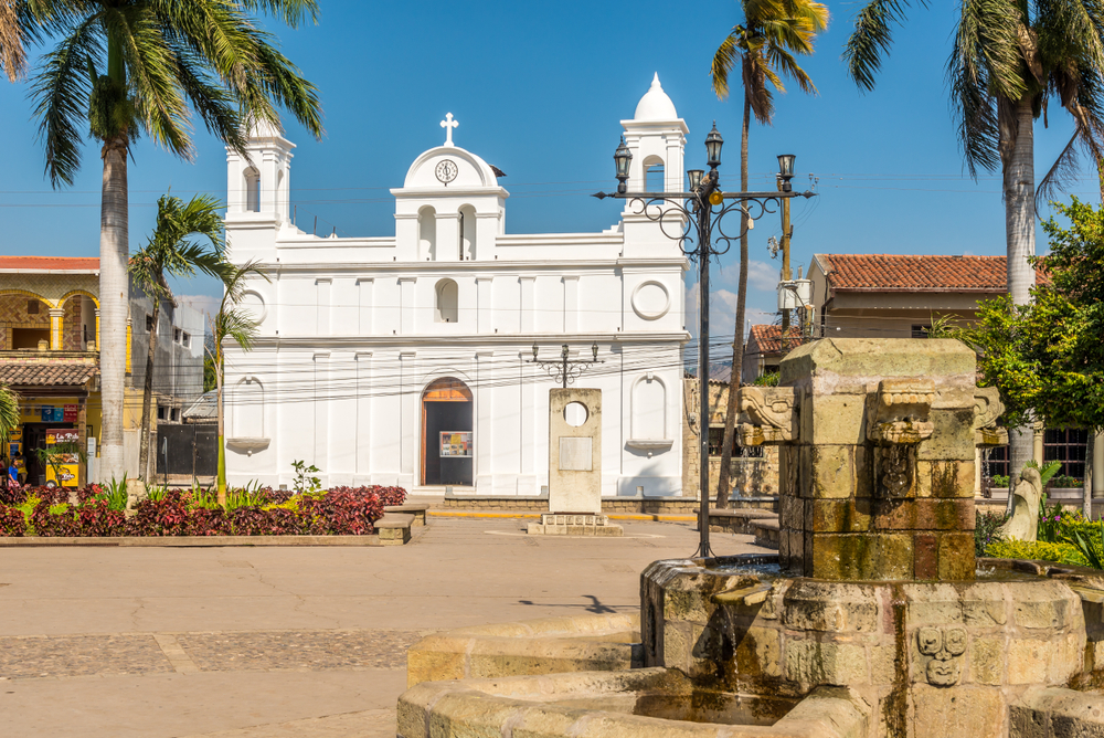 La iglesia en la plaza principal de Copán Ruinas