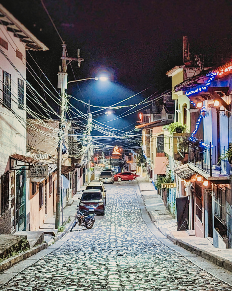 Nuestra calle en Copán Ruinas de noche