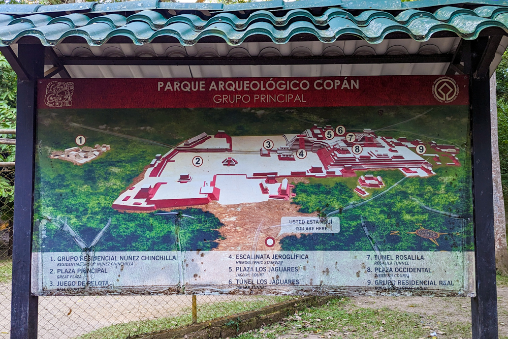 Un cartel con un mapa de Copán a la entrada