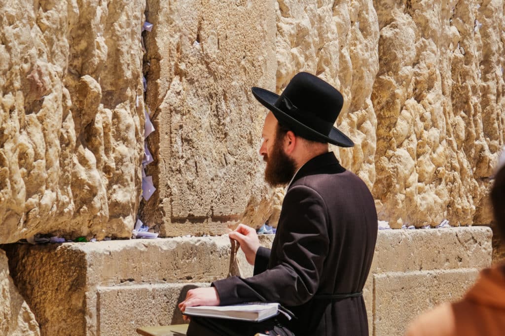 Judío ortodoxo en el Muro Occidental en la Ciudad Vieja de Jerusalén