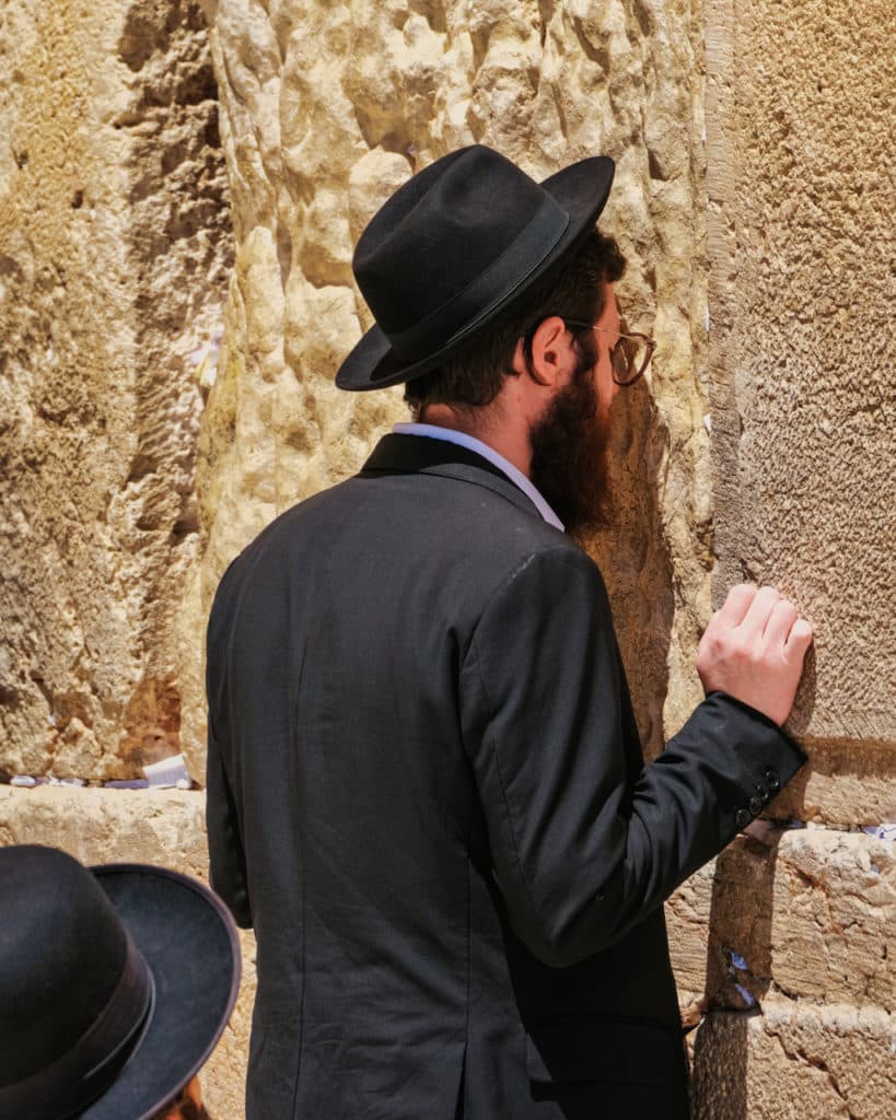 Seorang Yahudi Ortodoks di Tembok Barat di Kota Tua Yerusalem