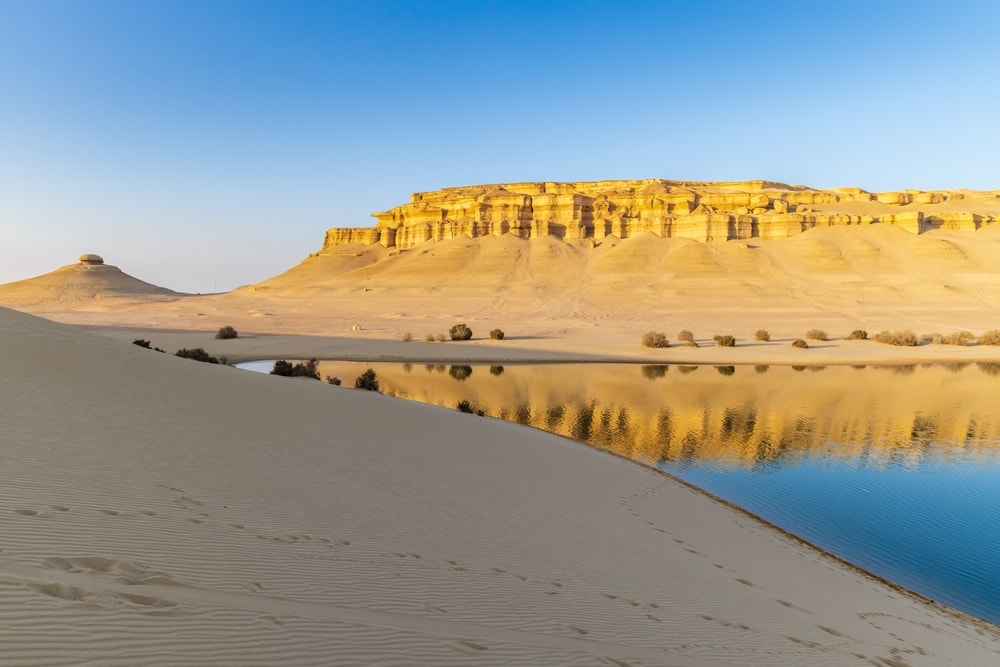 Lago Qarun en el desierto en Faiyum Oasis