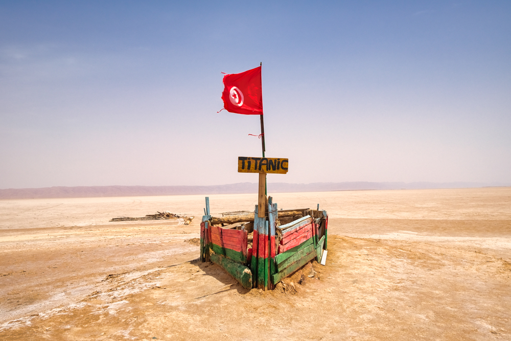 Instalasi seni kapal Titanic di Chot El Jerid