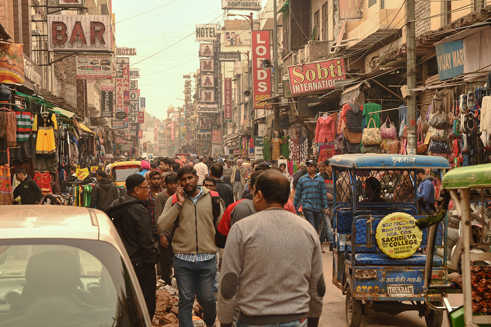 Tuktuks in a busy polluted Delhi street