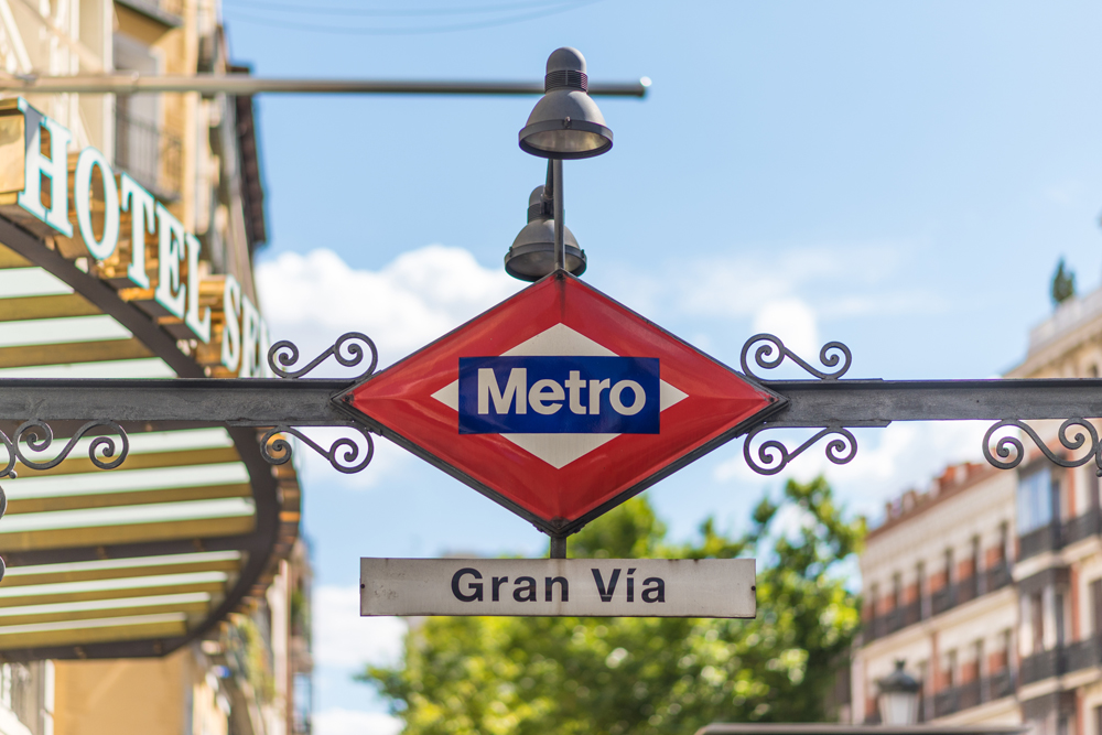 A madrid metro sign