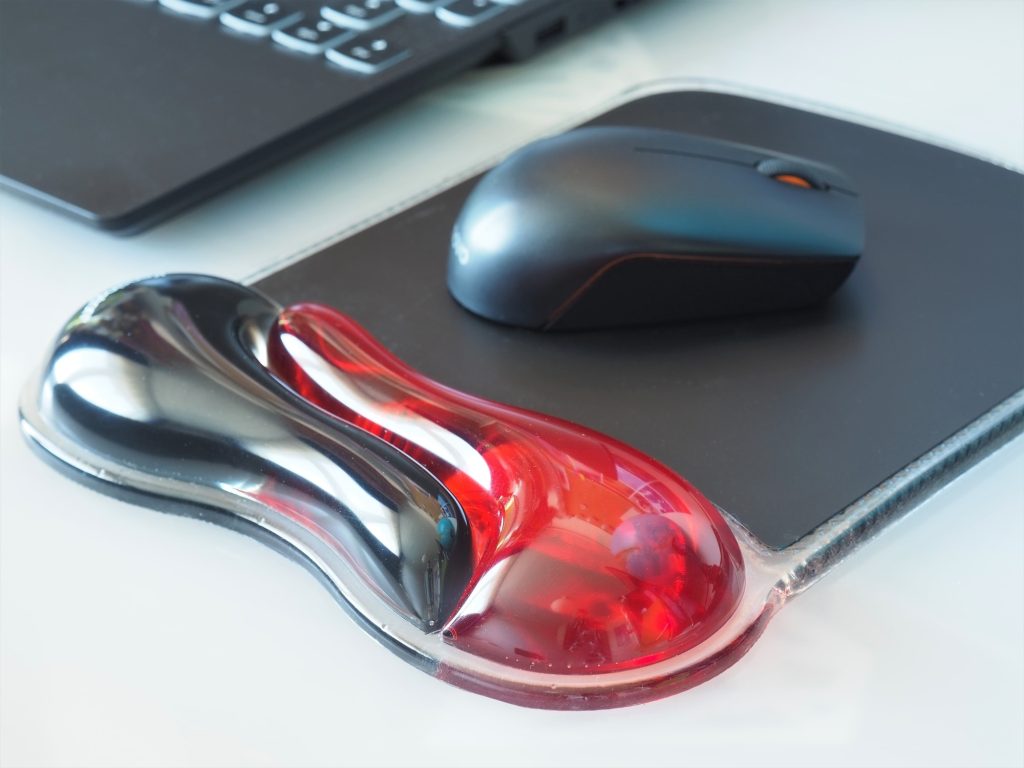 Ergonomic mouse mat for remote work setup for travel